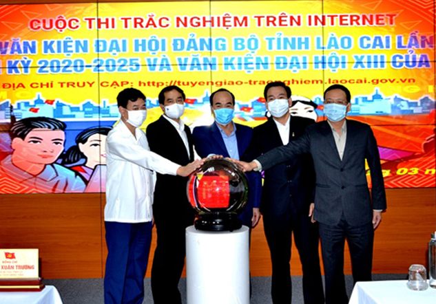 Lãnh đạo Tỉnh ủy Lào Cai ấn nút khai trương phần mềm cuộc thi trắc nghiệm trên mạng internet tìm hiểu văn kiện Đại hội Đảng.