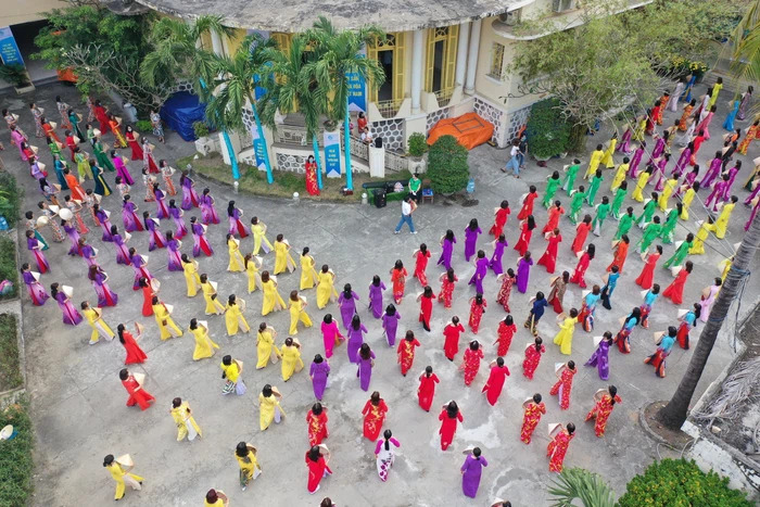 Hơn 200 hội viên phụ nữ đến từ các CLB vũ điệu thể dục thể thao trên địa bàn thành phố trong trang phục áo dài đã tham gia đồng diễn vũ điệu thể dục thể thao trên nền nhạc các ca khúc ca ngợi vẻ đẹp phụ nữ Việt Nam