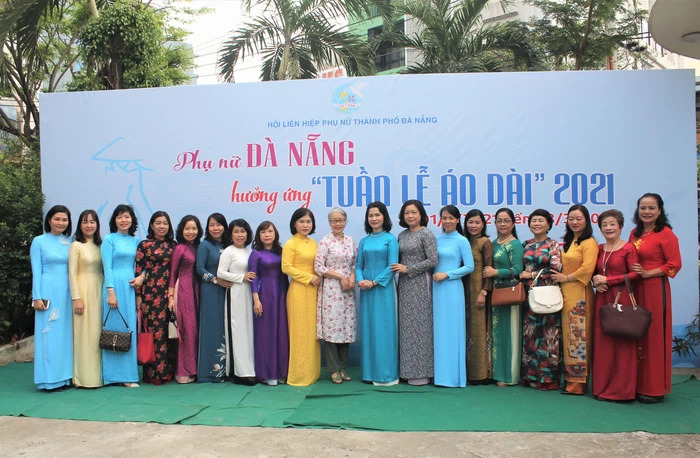 Chị em phụ nữ thành phố Đà Nẵng duyên dáng trong tà áo dài