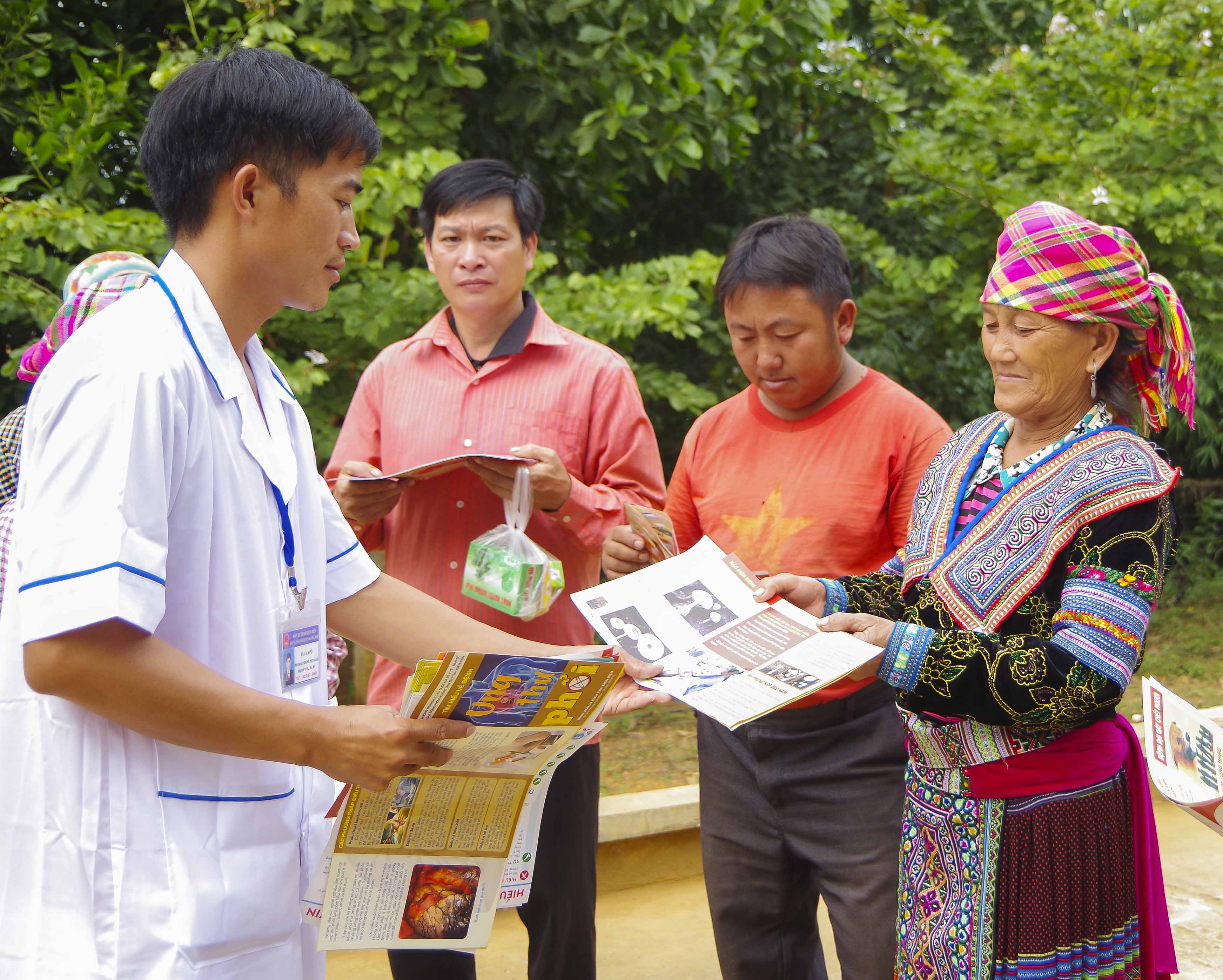 Bác sĩ tuyên tuyền cách phòng chống dịch bệnh cho người dân huyện vùng cao Mường Nhé