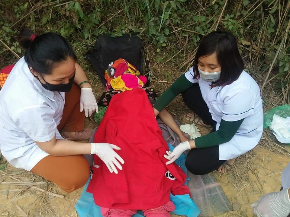 Các y, bác sĩ Phòng khám Đa khoa khu vực Ba Chà (Điện Biên) cấp cứu sản phụ trong lần khám chữa bệnh lưu động.
