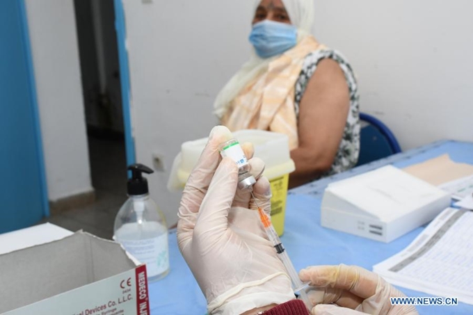 Nhân viên y tế chuẩn bị tiêm vaccine COVID-19 cho người dân ở Morocco , ngày 3/3/2021. (Ảnh: Xinhua)