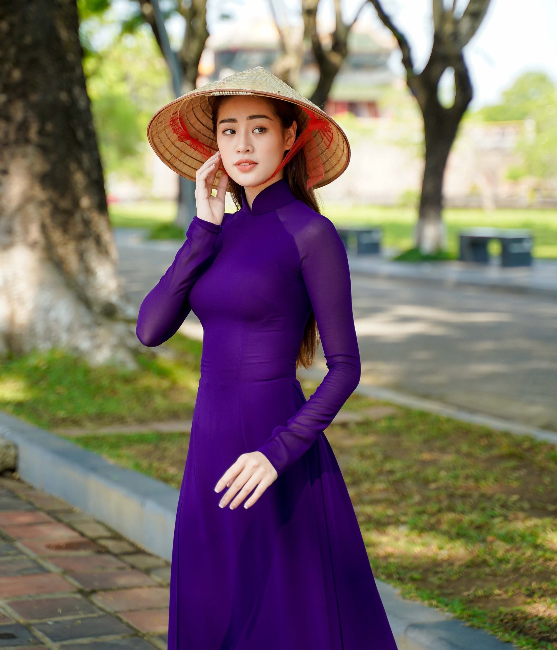 Hoa hậu hoàn vũ Khánh Vân dịu dàng trong tà áo dài tím và chiếc nón lá