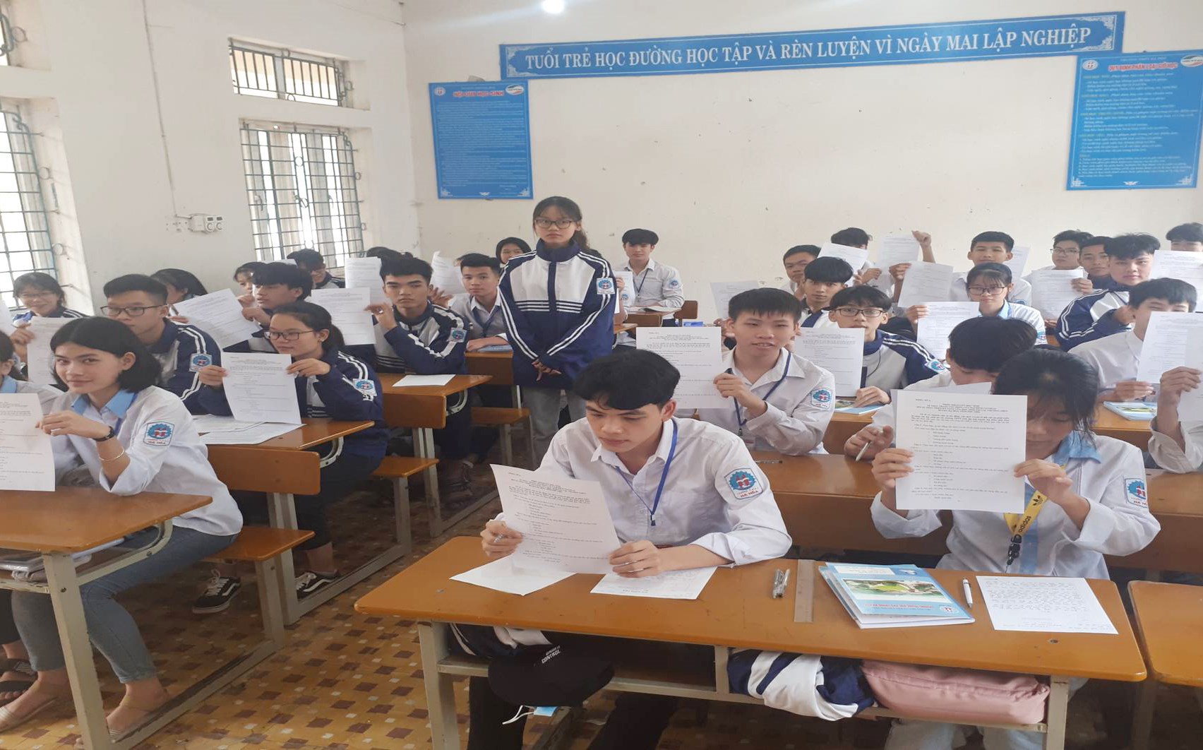Nhóm nghiên cứu phát phiếu khảo sát tại Trường THPT Hạ Hòa