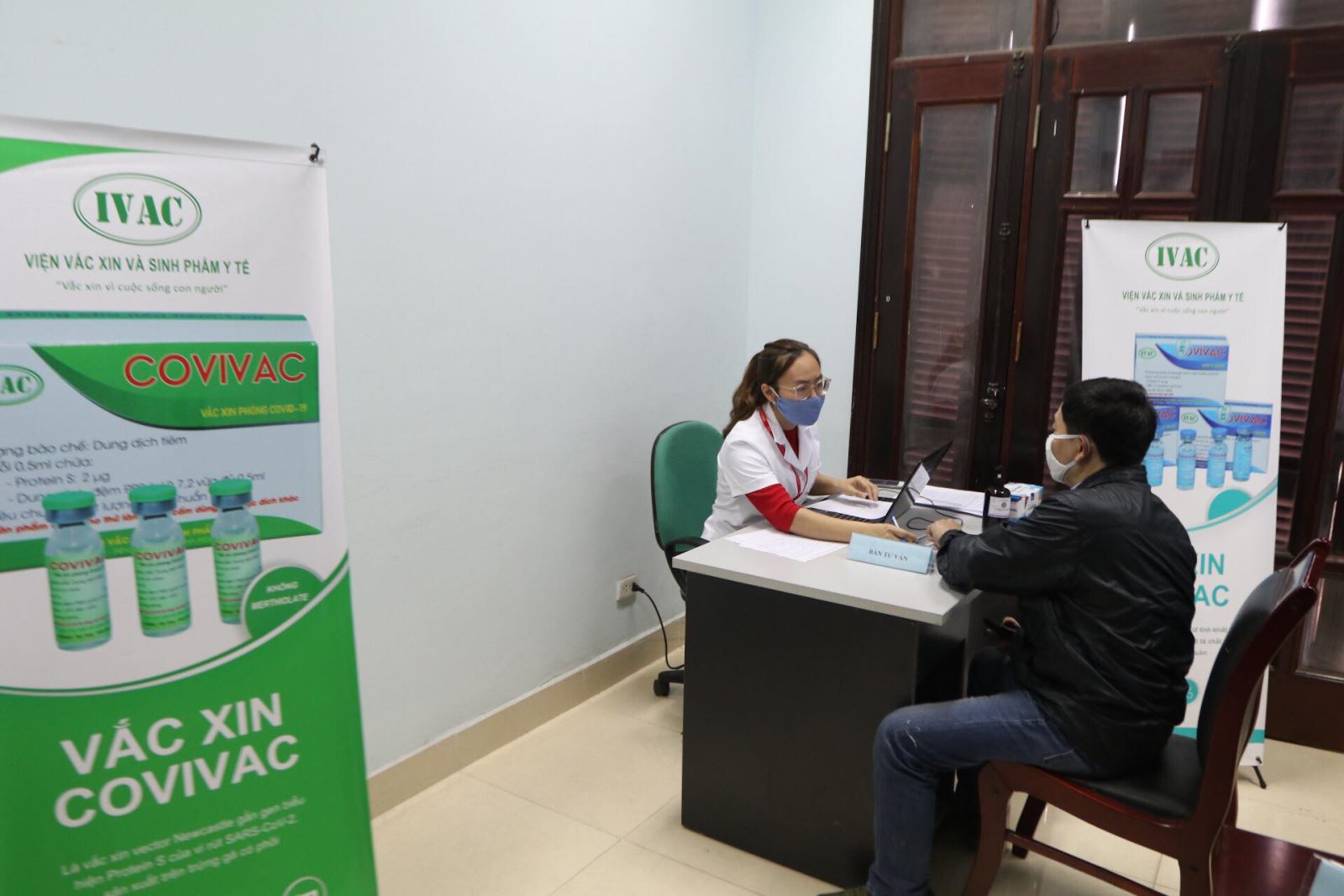 Tình nguyện viên đến đăng ký tiêm thử nghiệm vaccine COVIVAC. 