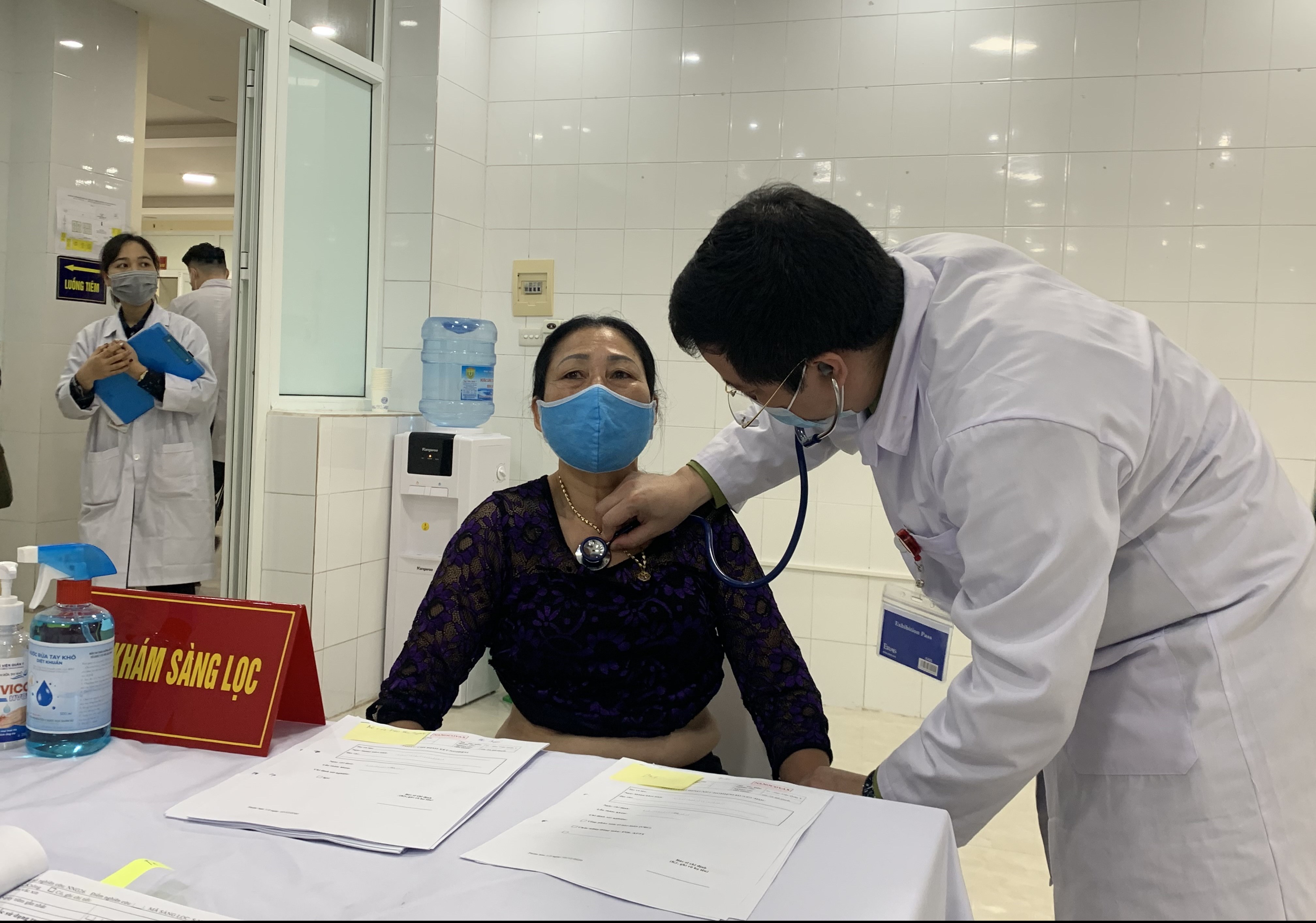 Bệnh nhân khám sàng lọc trước khi tham gia thử nghiệm giai đoạn 2 tiêm vaccine Nanocovax phòng bệnh COVID-19 “make in Vietnam”. Ảnh: VGP/Hiền Minh