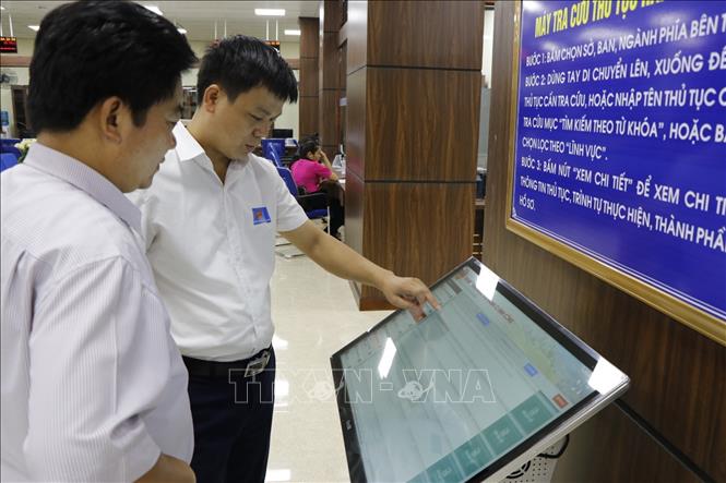 Hướng dẫn giao dịch hồ sơ trực tuyến tại Trung tâm Phục vụ Hành chính công tỉnh Yên Bái. Ảnh minh họa: Việt Dũng/TTXVN