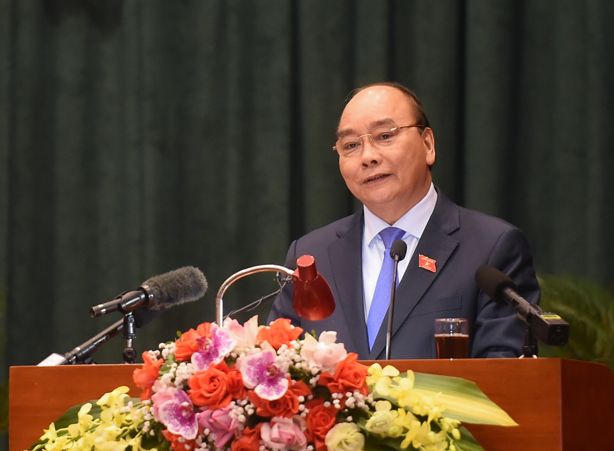 Thủ tướng Nguyễn Xuân Phúc phát biểu tại buổi tiếp xúc cử tri Thành phố Hải Phòng. Ảnh VGP/Quang Hiếu