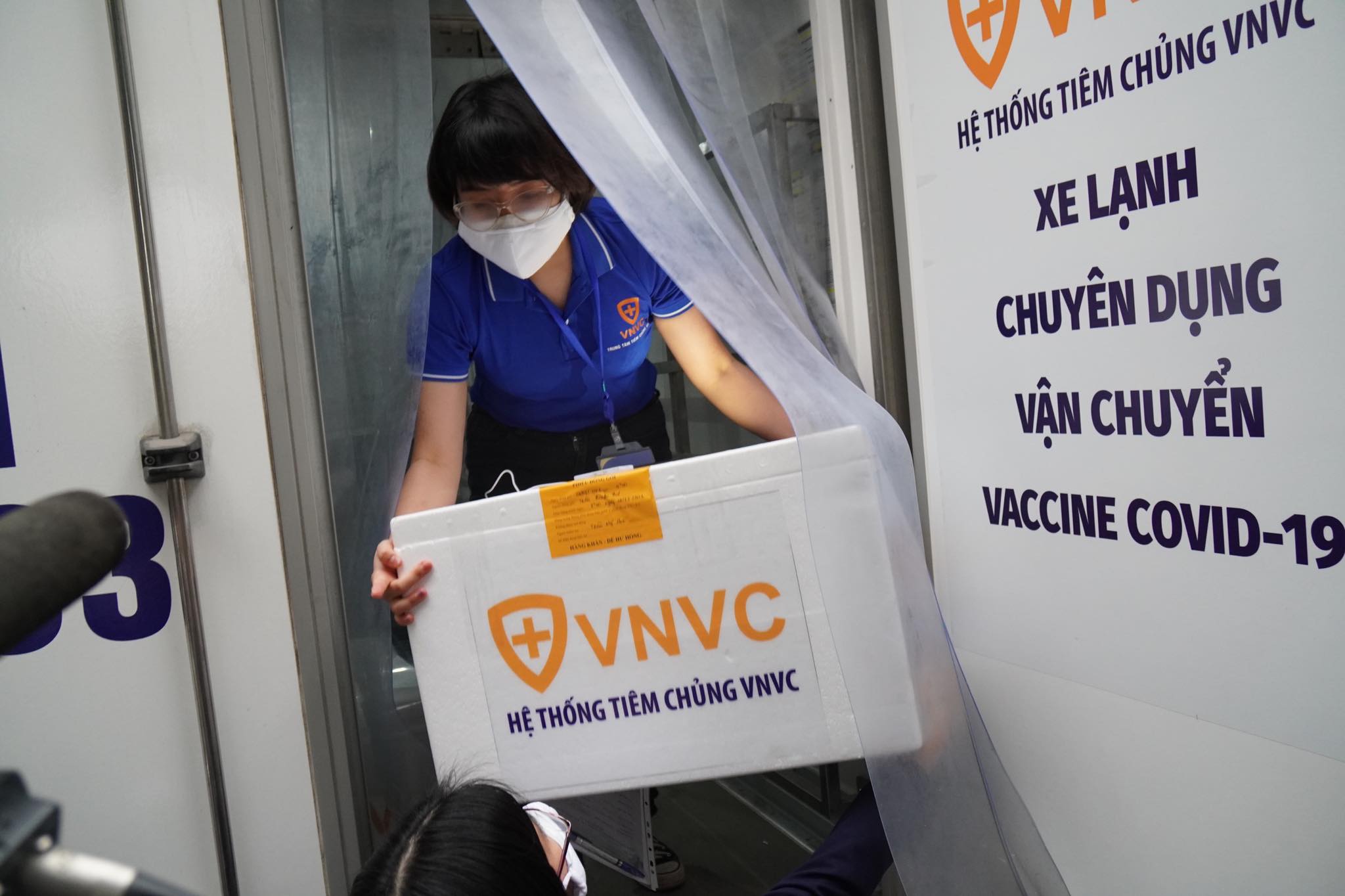 Ảnh: Vận chuyển vaccine COVID-19 đến Trung tâm Y tế TP Hải Dương để chuẩn bị tiêm. Ảnh: VGP/Ngọc Thắng
