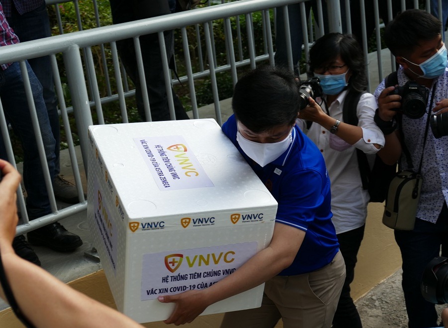 Nhân viên Công ty cổ phần vaccine Việt Nam (VNVC) chuyển vaccine vào kho của Bệnh viện Bệnh nhiệt đới TPHCM. Ảnh: VGP/Nguyễn Kim