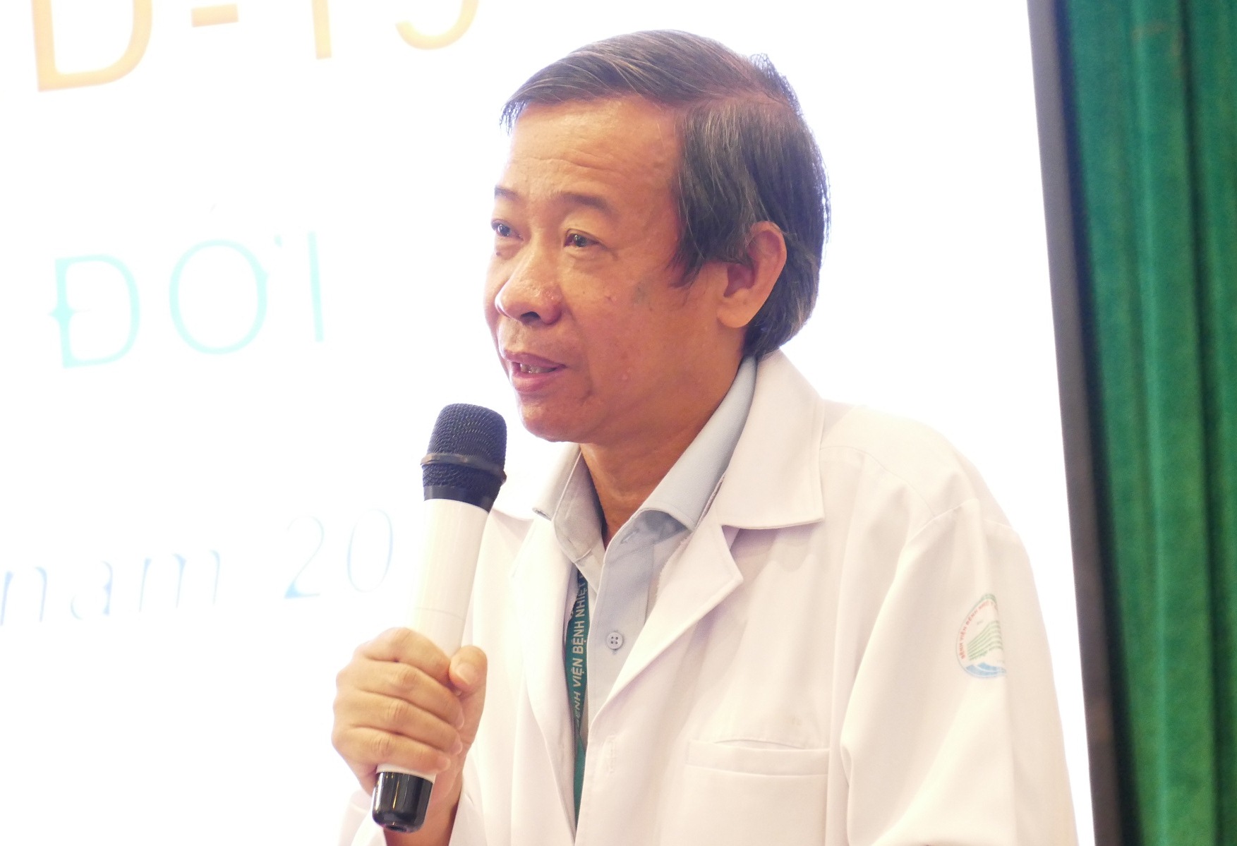 TS.BS Nguyễn Văn Vĩnh Châu - Giám đốc Bệnh viện Bệnh nhiệt đới TPHCM thông tin về đợt tiêm vaccine tại Bệnh viện Bệnh nhiệt đới TPHCM. Ảnh: VGP/Nguyễn Kim