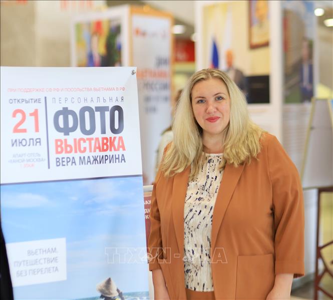 Nữ nhiếp ảnh gia Nga Vera Mazhirina tại triển lãm cá nhân mang tên "Việt Nam - du lịch qua những tấm ảnh" diễn ra tại Moskva, tháng 7/2020. Ảnh: Trần Hiếu/PV TTXVN tại Nga