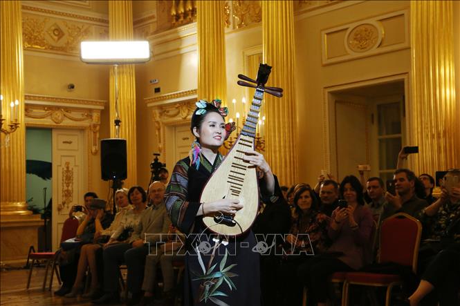 Trình diễn áo dài Việt Nam tại bảo tàng Tsarytsino ở Moskva. Ảnh: Vera Mazhirina/TTXVN 