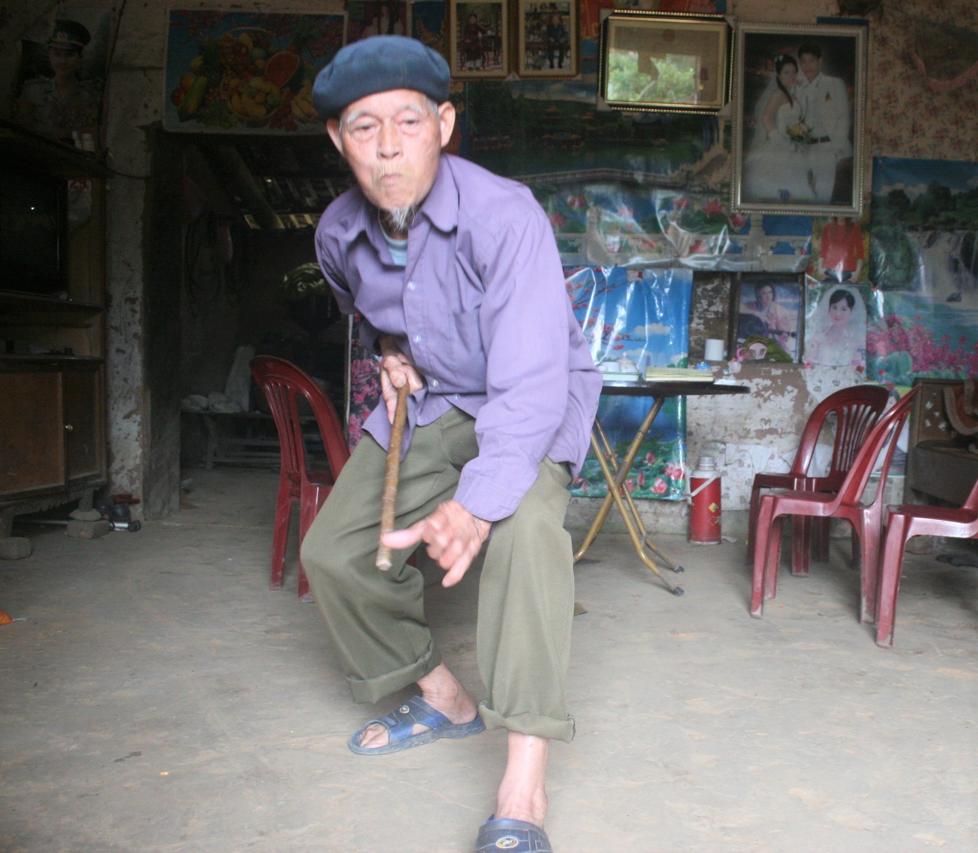 Võ sư Bế Nguyên Giai luôn hoài niệm về môn võ cổ truyền một thời ở Bính Xá (Trong ảnh: Võ sư Bế Nguyên Giai biểu diễn một thế võ cổ truyền)