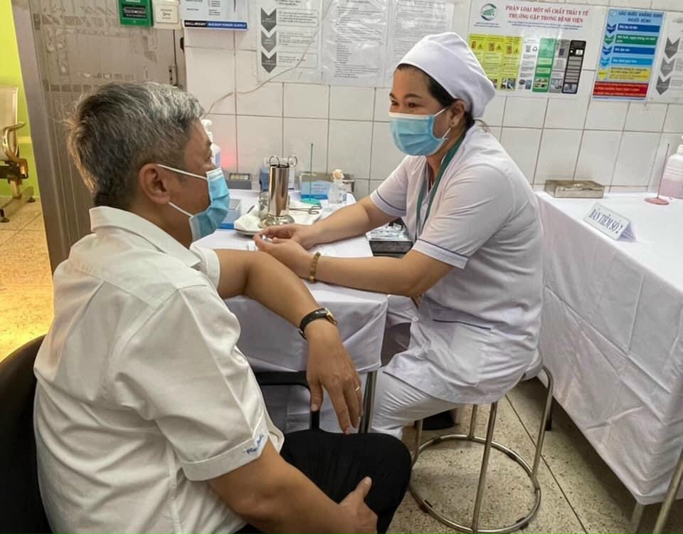 Thứ trưởng Bộ Y tế Nguyễn Trường Sơn trò chuyện với cán bộ y tế của Bệnh viện Bệnh Nhiệt đới TP HCM về công tác tiêm chủng vaccine phòng COVID-19 khi đi kiểm tra công tác chuẩn bị tiêm vaccine COVID-19 tại Bệnh viện này chiều ngày 7/3
