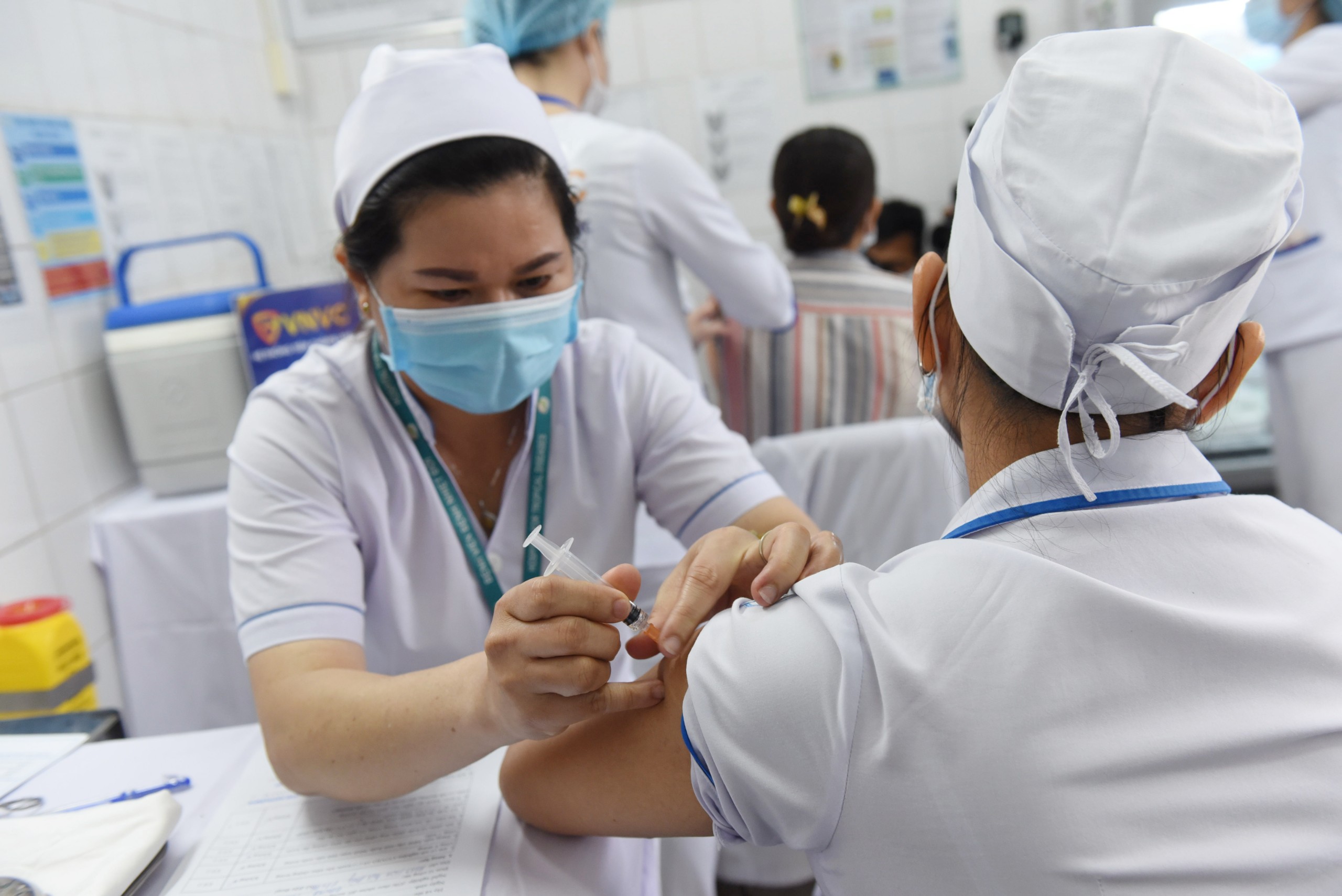 Những nhân viên y tế đầu tiên được tiêm vaccine COVID-19 tại TPHCM.