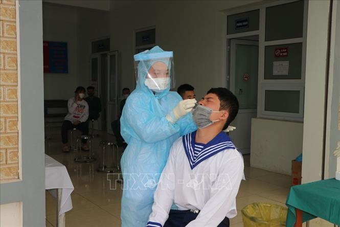 Sáng 7/3, tại trạm y tế xã Hưng Đạo, huyện Tứ Kỳ (Hải Dương), 18 thanh niên xã Hưng Đạo đã được lấy mẫu xét nghiệm SARS-CoV-2 trước khi lên đường nhập ngũ. Ảnh: Mạnh Minh/TTXVN