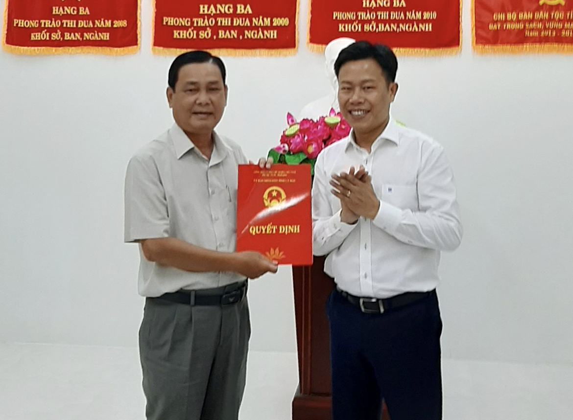 Ông Lê Quân, Phó Bí thư Tỉnh uỷ, Chủ tịch UBND tỉnh (bên phải) trao Quyết định bổ nhiệm Trưởng Ban Dân tộc cho ông Trần Hoàng Nhỏ.