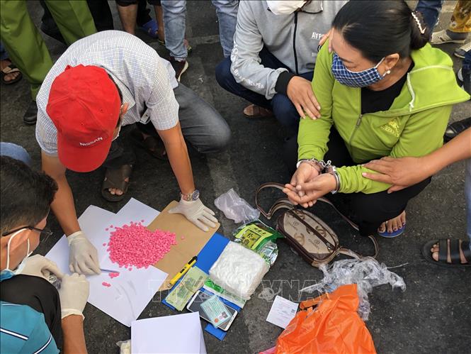 Nguyễn Thị Thùy Dương bị bắt cùng khoảng 1kg ma túy đá và 1.000 viên thuốc lắc. Ảnh: TTXVN phát
