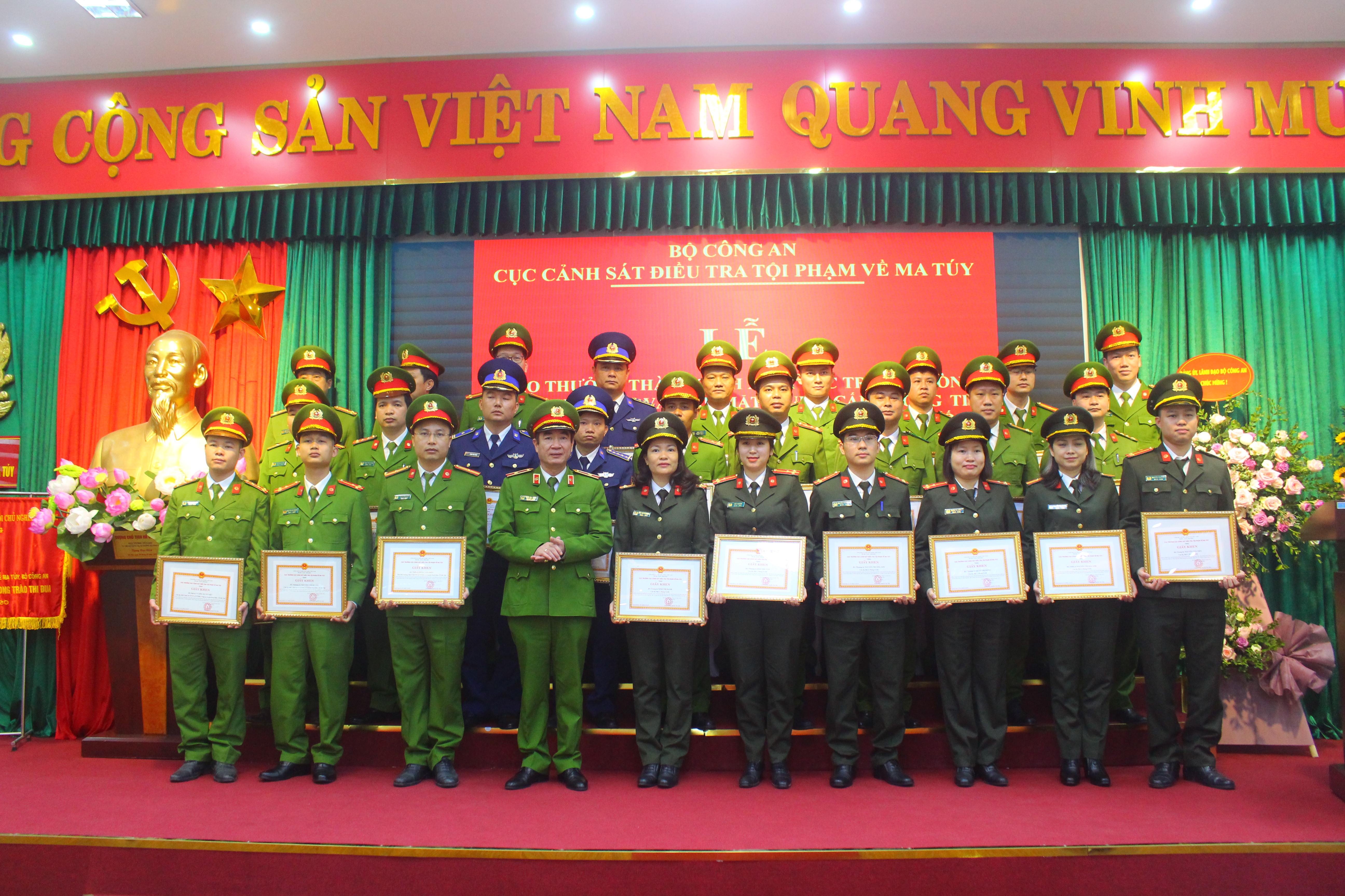 Thiếu tướng Trần Văn Doanh, Phó Cục trưởng Cục Cảnh sát điều tra tội phạm về ma tuý tặng Giấy khen cho các tập thể, cá nhân có thành tích xuất sắc trong phòng, chống ma tuý