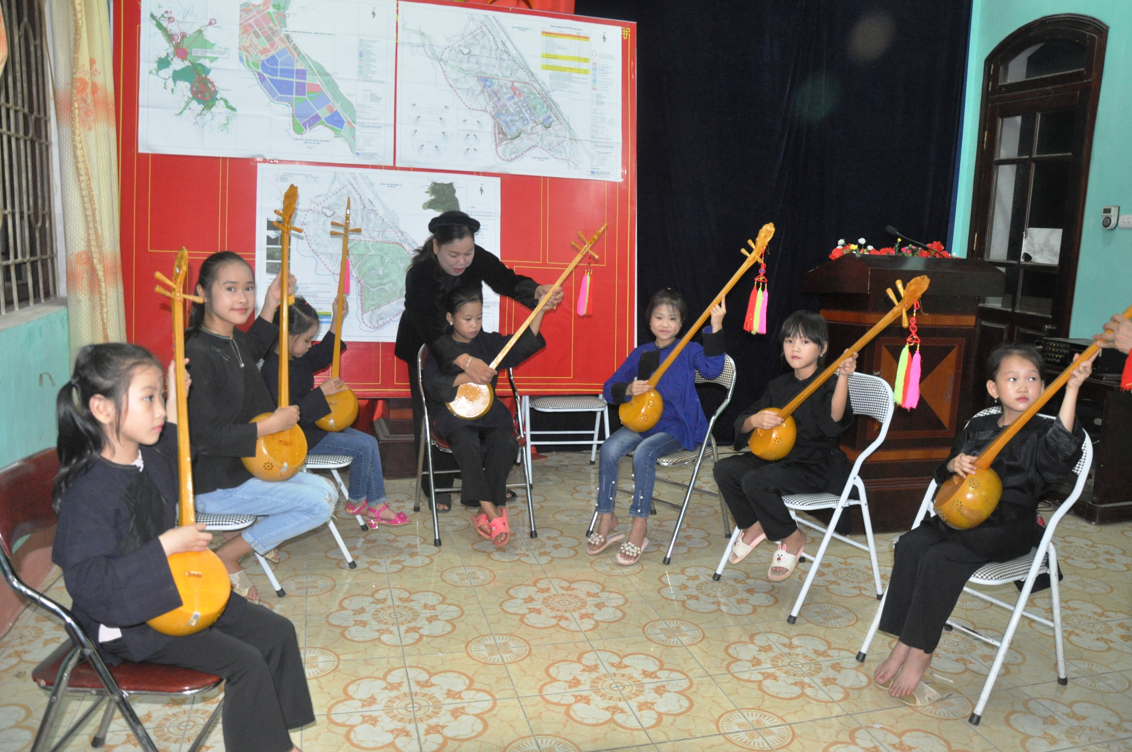 Nghệ nhân Ưu tú Hà Mai Ven, Chủ nhiệm CLB Điếp Sli Then hướng dẫn các hội viên nhỏ tuổi đàn, hát.