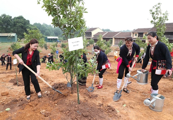 Đồng bào các dân tộc đang sinh sống tại Làng VHDLCDT Việt Nam trồng cây hưởng ứng Lễ Phát động