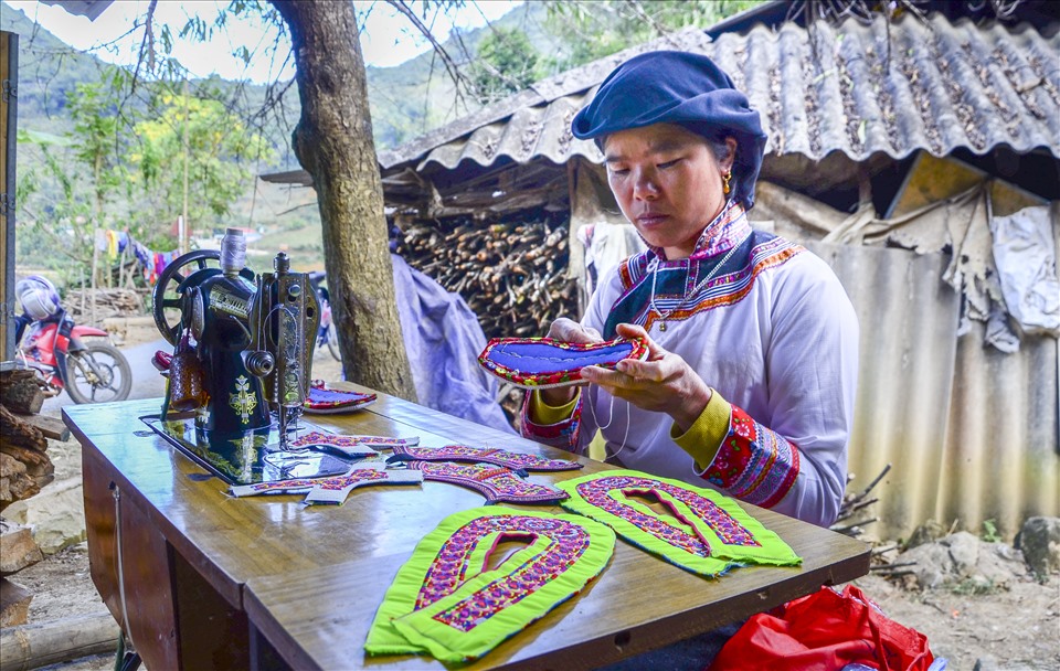 Phụ nữ Hoa (Xạ Phang) huyện Tủa Chùa thực hiện công đoạn làm giày thêu. Ảnh: Song An. 