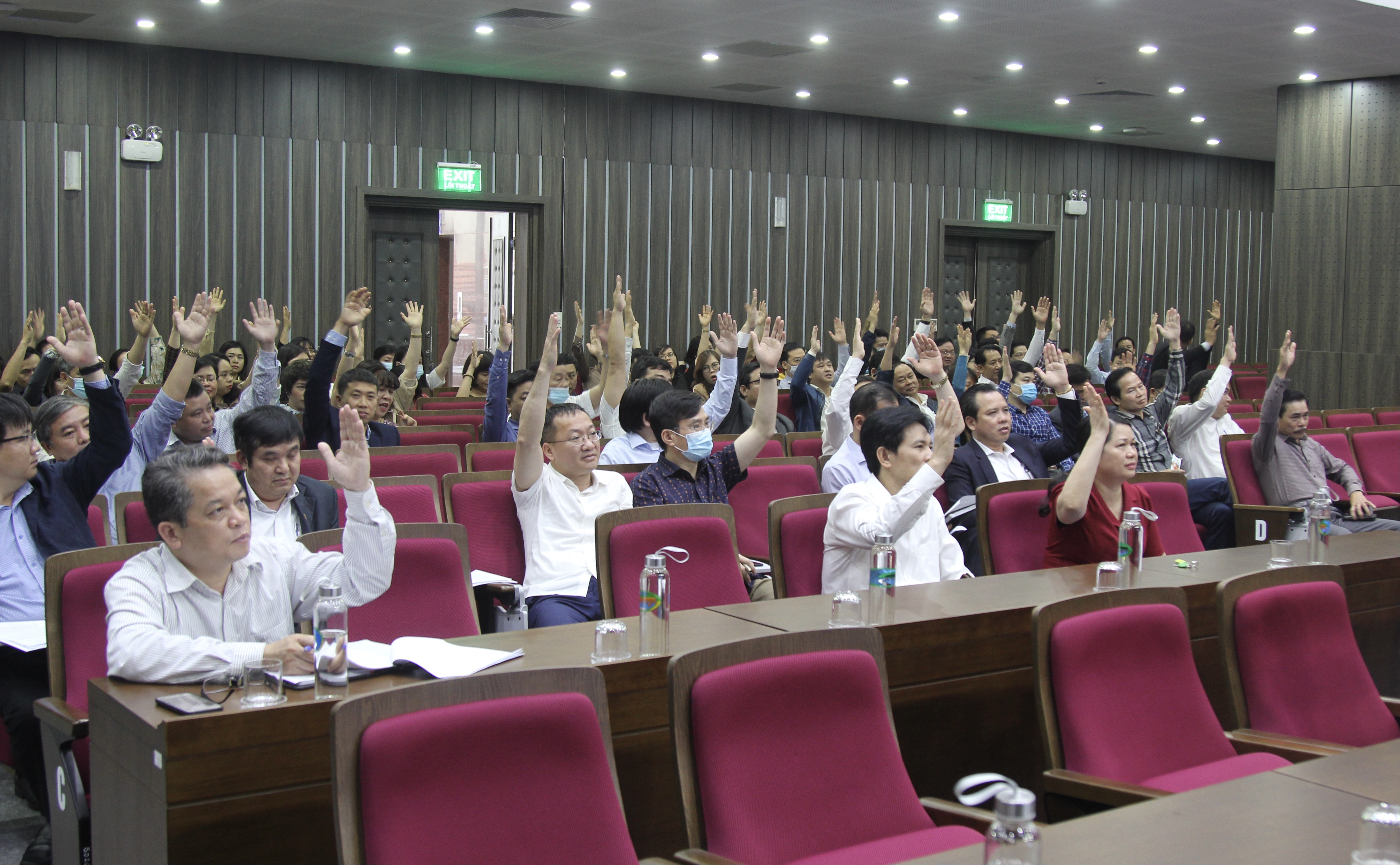 Các đại biểu và cử tri giơ tay biểu quyết tán thành giới thiệu ông Tráng A Dương, Quyền Vụ trưởng Vụ địa phương II tham gia ứng cử ĐBQH chuyên trách khoá XV