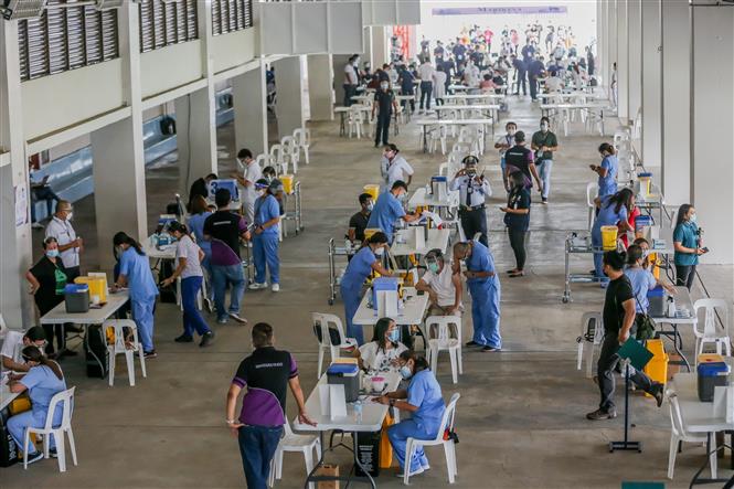 Nhân viên y tế tiêm vaccine phòng COVID-19 cho người dân tại Marikina, Philippines, ngày 2/3/2021. Ảnh: THX/ TTXVN