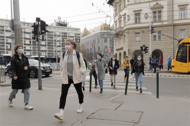 Người dân đeo khẩu trang phòng lây nhiễm COVID-19 tại Budapest, Hungary, ngày 4/3/2021. Ảnh: THX/TTXVN