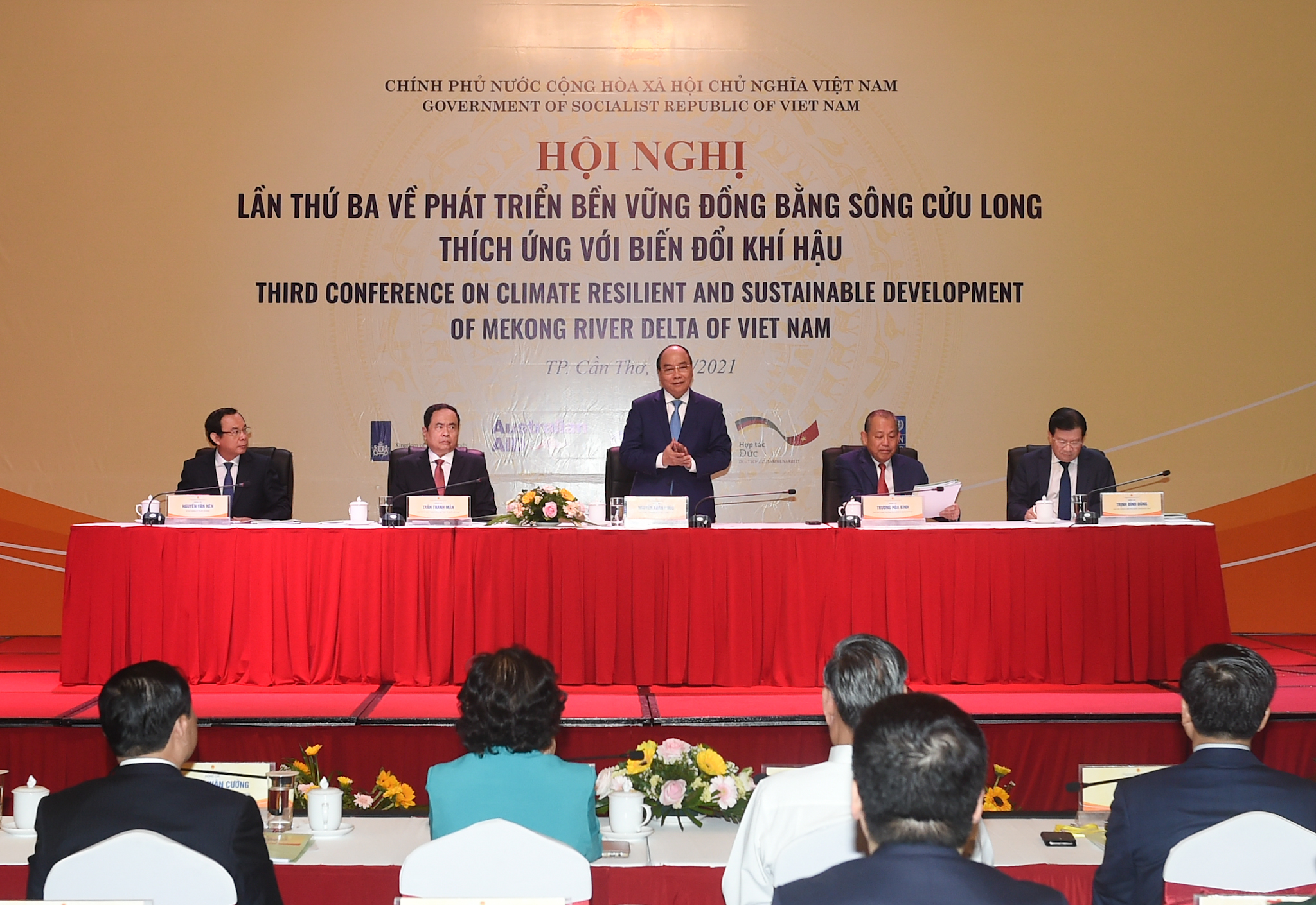 Thủ tướng Chính phủ Nguyễn Xuân Phúc chủ trì Hội nghị.