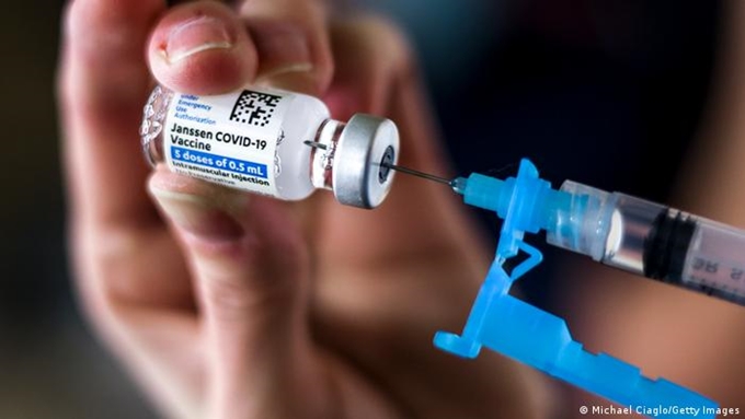 WHO)đã cấp phép lưu hành khẩn cấp vaccine ngừa COVID-19 của hãng Johnson & Johnson (Ảnh: Getty Images) 