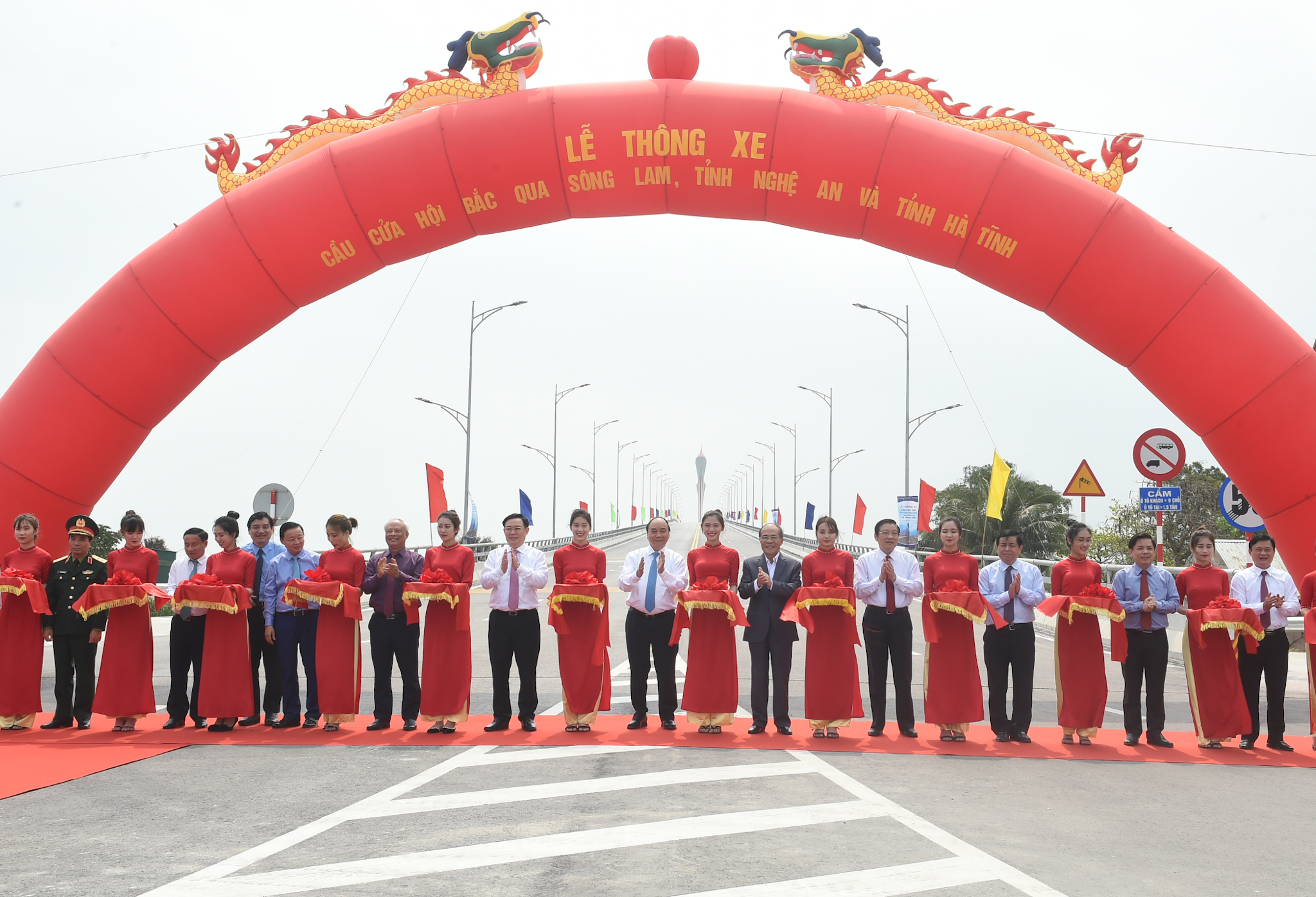Thủ tướng Nguyễn Xuân Phúc cùng các đại biểu cắt băng thông xe cầu Cửa Hội, nối đôi bờ sông Lam. Ảnh VGP/Quang Hiếu