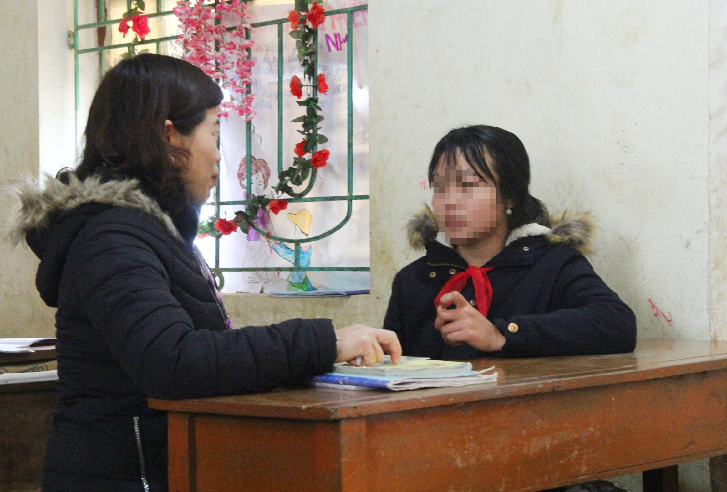 Cô Vy Thị Châu đang hướng dẫn cách phòng tránh thai và động viên Ló cố gắng tiếp tục đi học.
