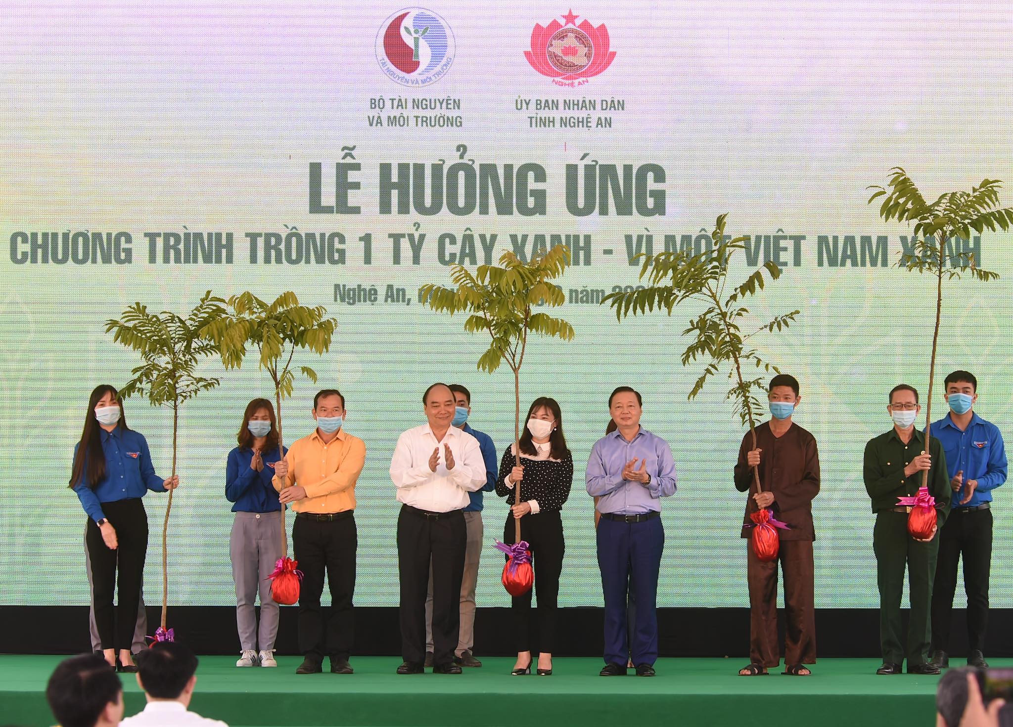 Thủ tướng Nguyễn Xuân Phúc dự lễ hưởng ứng chương trình trồng 1 tỷ cây xanh tại Nghệ An. Ảnh: VGP/Quang Hiếu