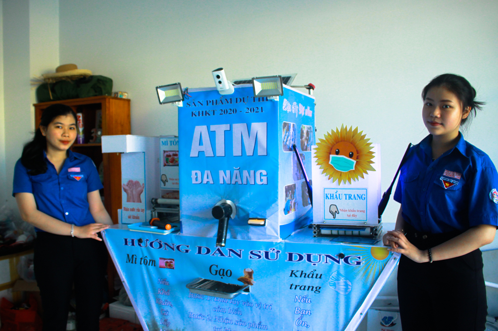 Hai em Hồ Nguyễn Minh Thư và Võ Lê Xuân Thùy, lớp 12C2, Trường THPT Trần Quốc Tuấn (TP. Quảng Ngãi) chế tạo máy ATM đa năng. 