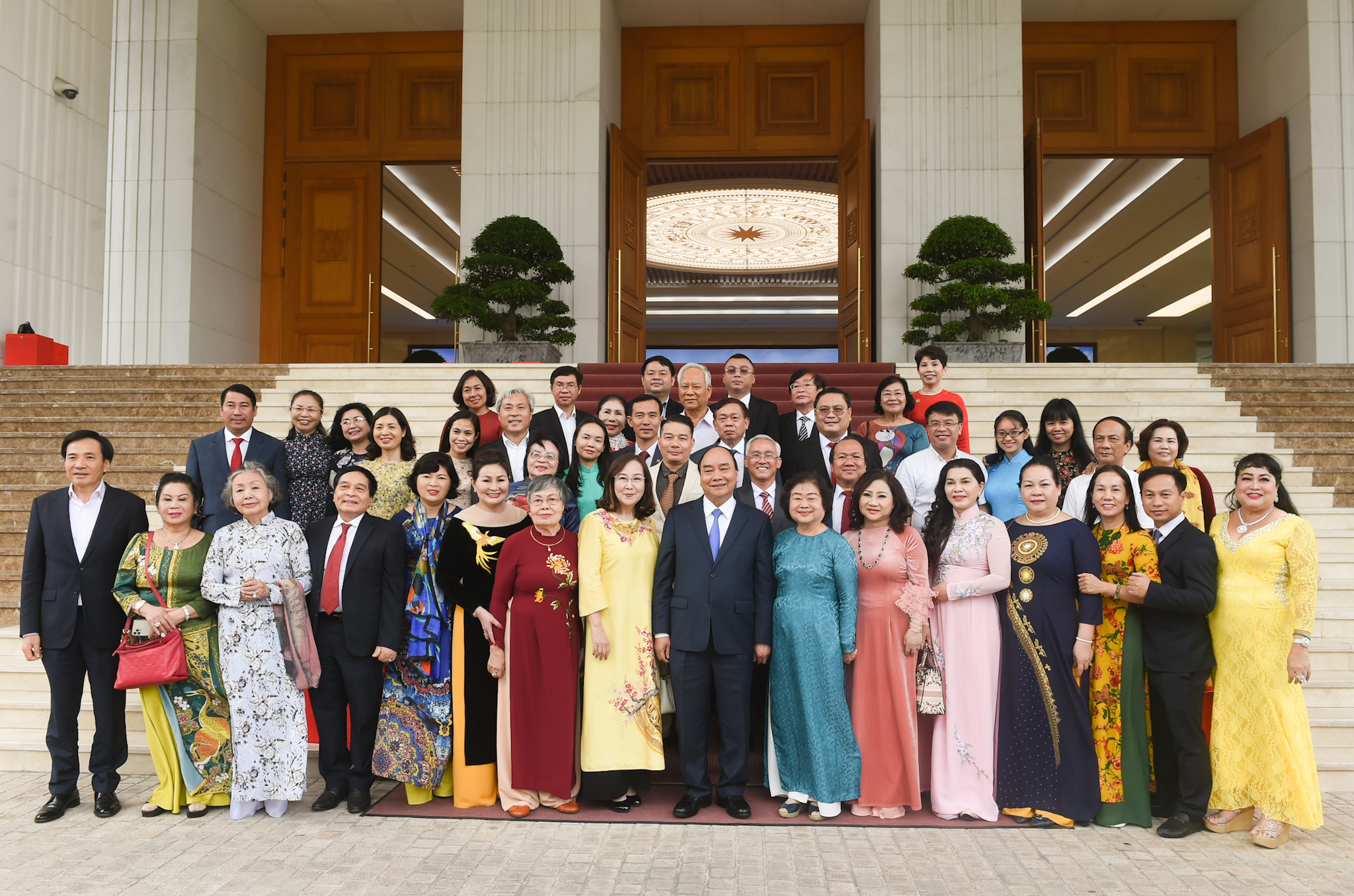Thủ tướng Nguyễn Xuân Phúc và các thành viên Quỹ Vừ A Dính-Câu lạc bộ Vì Hoàng Sa-Trường Sa. Ảnh: VGP/Quang Hiếu