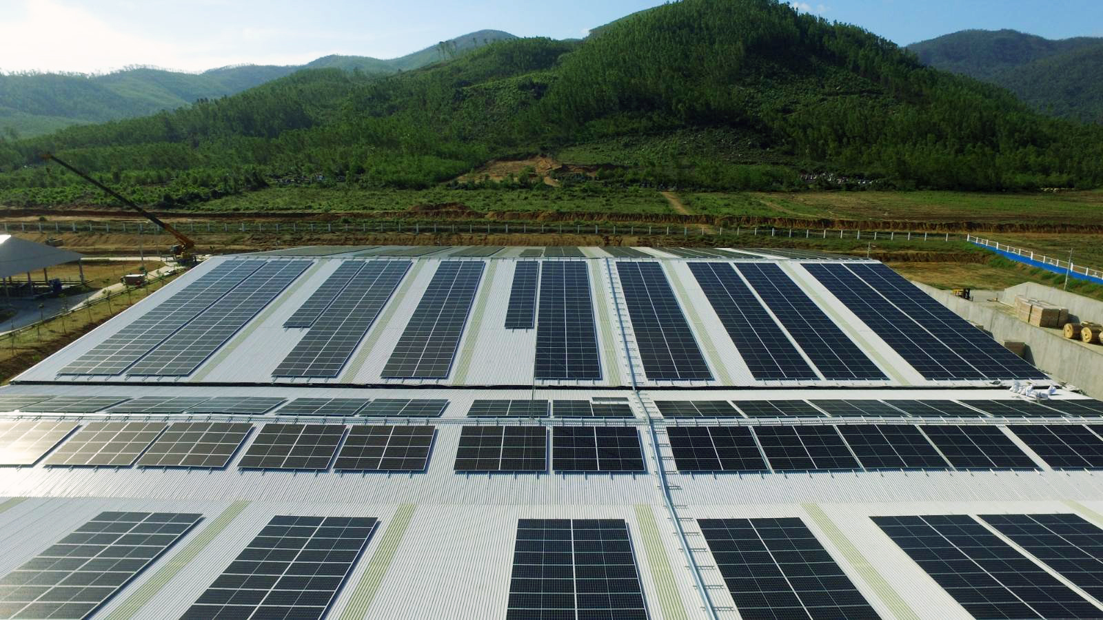 Dự kiến đến cuối 2021, hệ thống năng lượng mặt trời sẽ được Vinamilk triển khai trên tất cả 12 trang trại cả nước 
