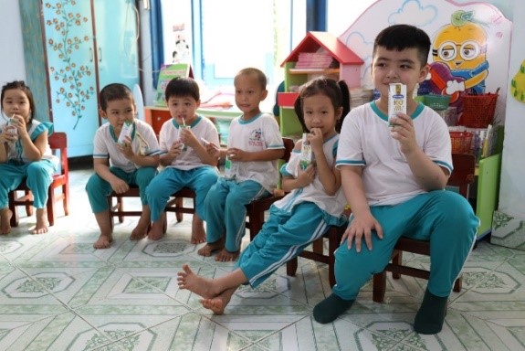 Sau 4 năm đồng hành cùng trẻ em địa phương, Sữa học đường đã trở thành một hoạt động quen thuộc diễn ra hàng tuần của nhiều em học sinh mầm non, tiểu học
