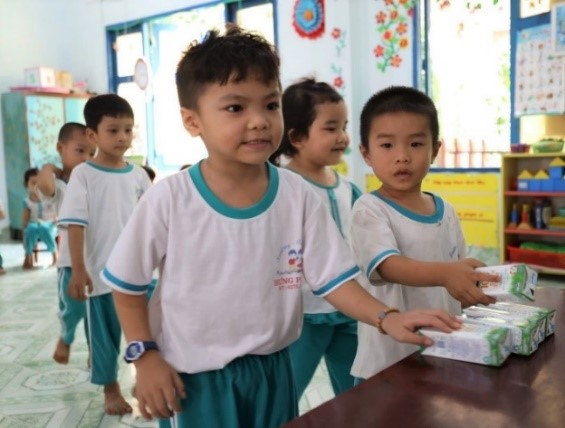Trong 2 năm học vừa qua, giờ uống Sữa học đường Vinamilk là giờ học đặc biệt mà các em học sinh trường Mẫu giáo Hưng Phong háo hức chờ đợi