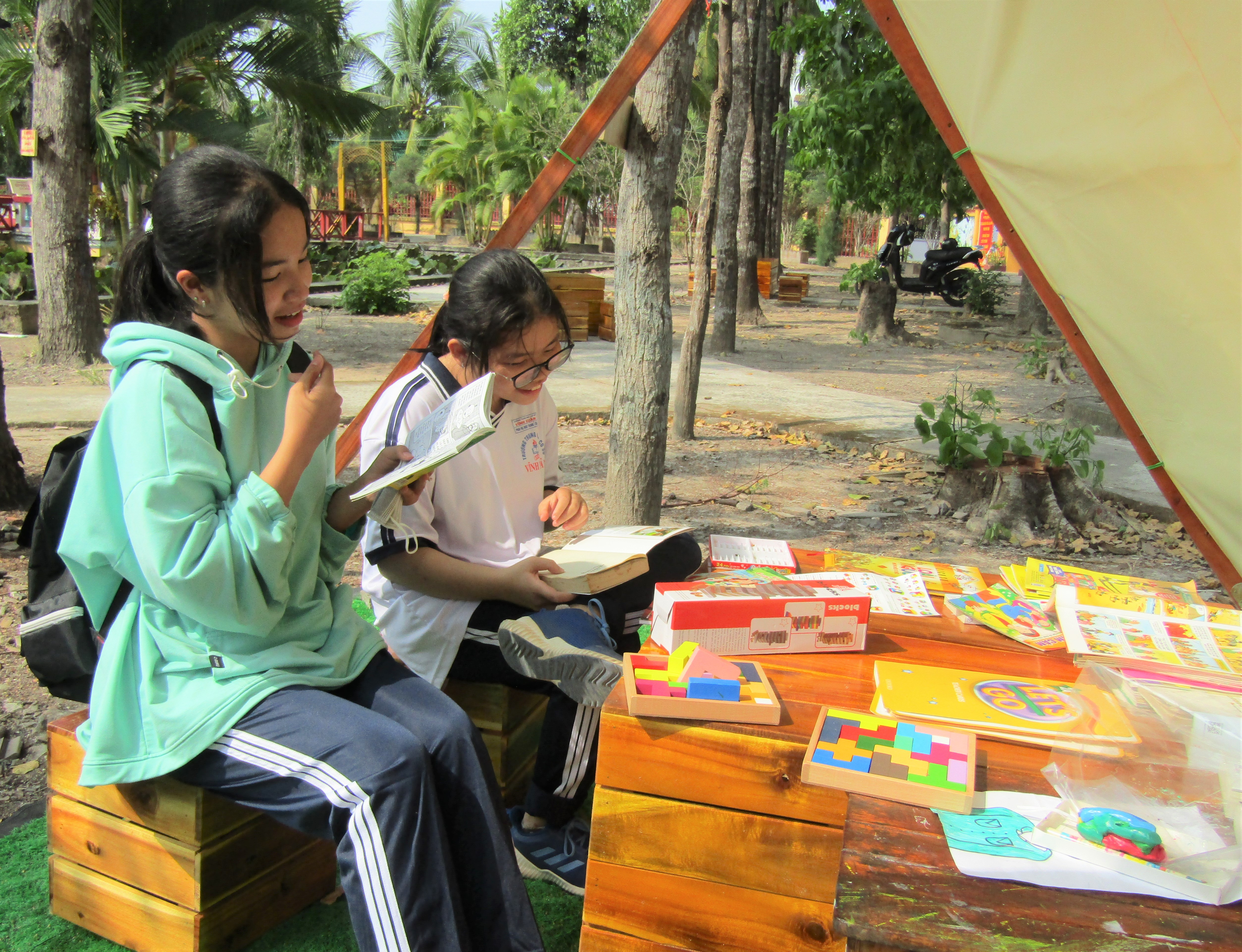 Mô hình "Lều Trạng Nguyên" thu hút nhiều bạn trẻ đến đọc sách