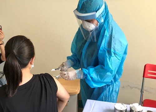 Nhân viên y tế Bệnh viện Phổi Đà Nẵng tiêm vaccine phòng Covid-19. Ảnh: minh họa