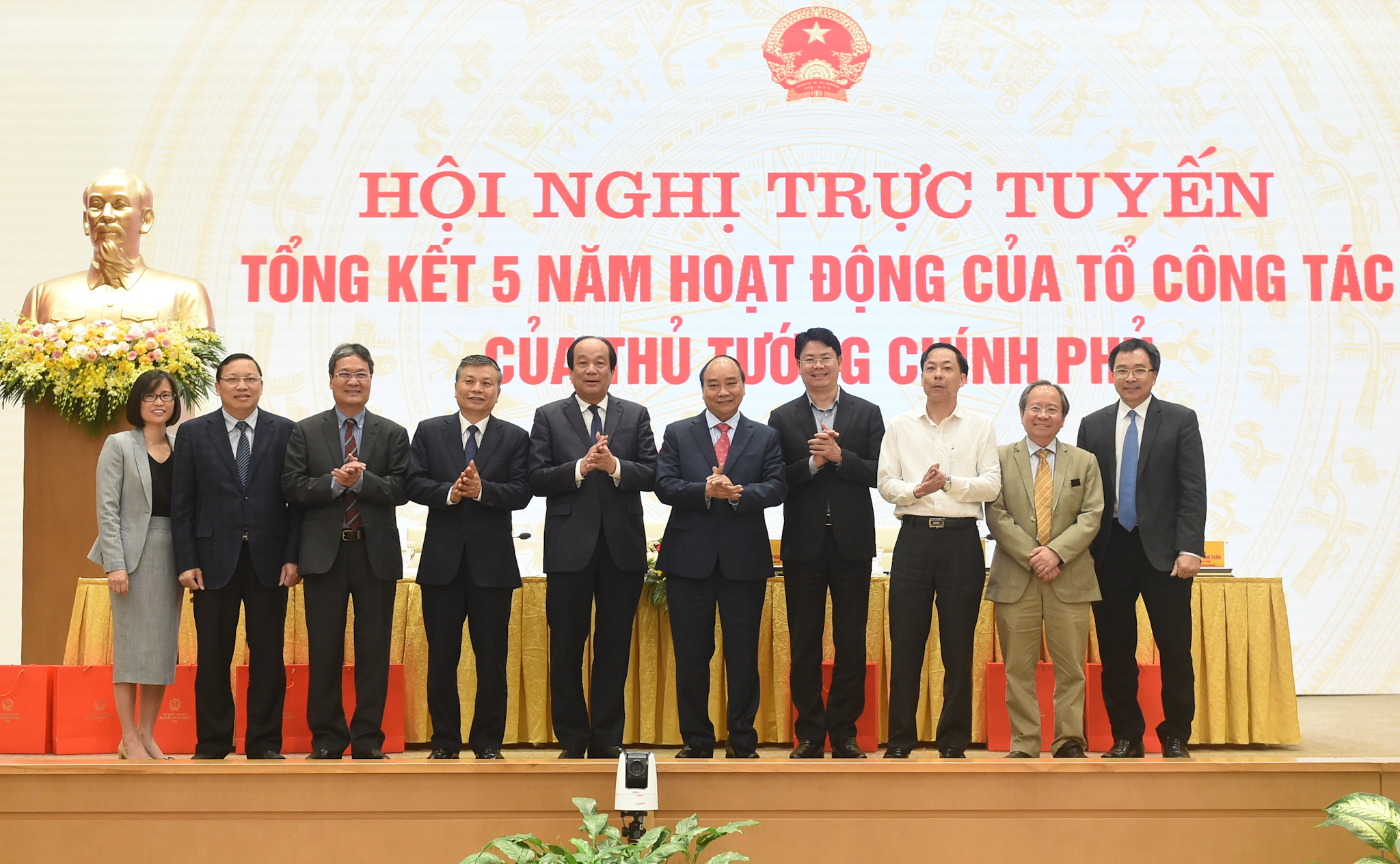 Thủ tướng Chính phủ Nguyễn Xuân Phúc và các thành viên Tổ công tác - Ảnh VGP/Quang Hiếu 
