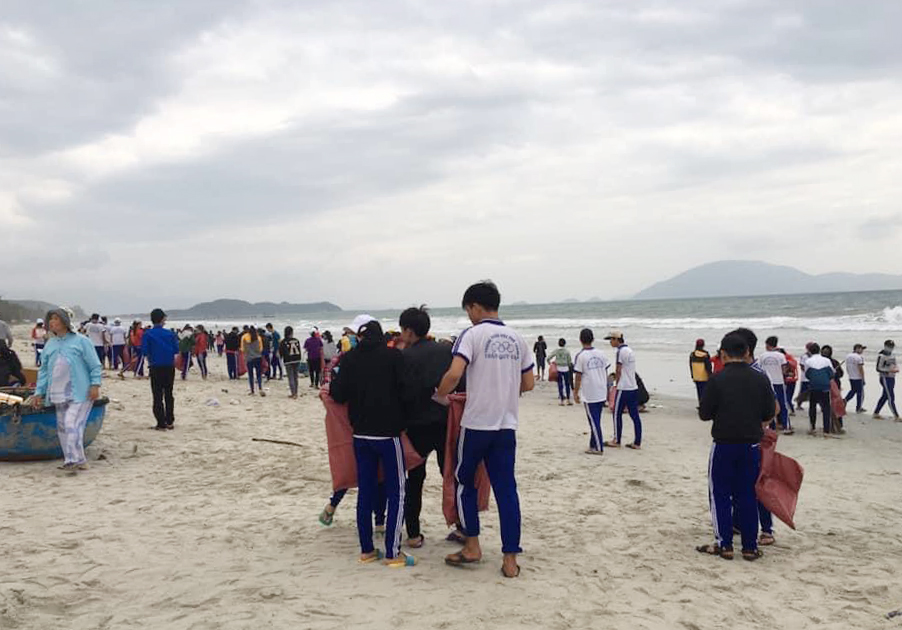 Phong trào làm sạch rác trên biển ở Ninh Hòa được nhiều bạn trẻ hưởng ứng, tham gia. 