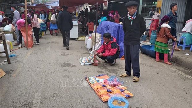 Người dân bán thuốc bảo vệ thực vật không rõ nguồn gốc tại chờ trung tâm huyện Mèo Vạc. Ảnh: Nguyễn Chiến - TTXVN