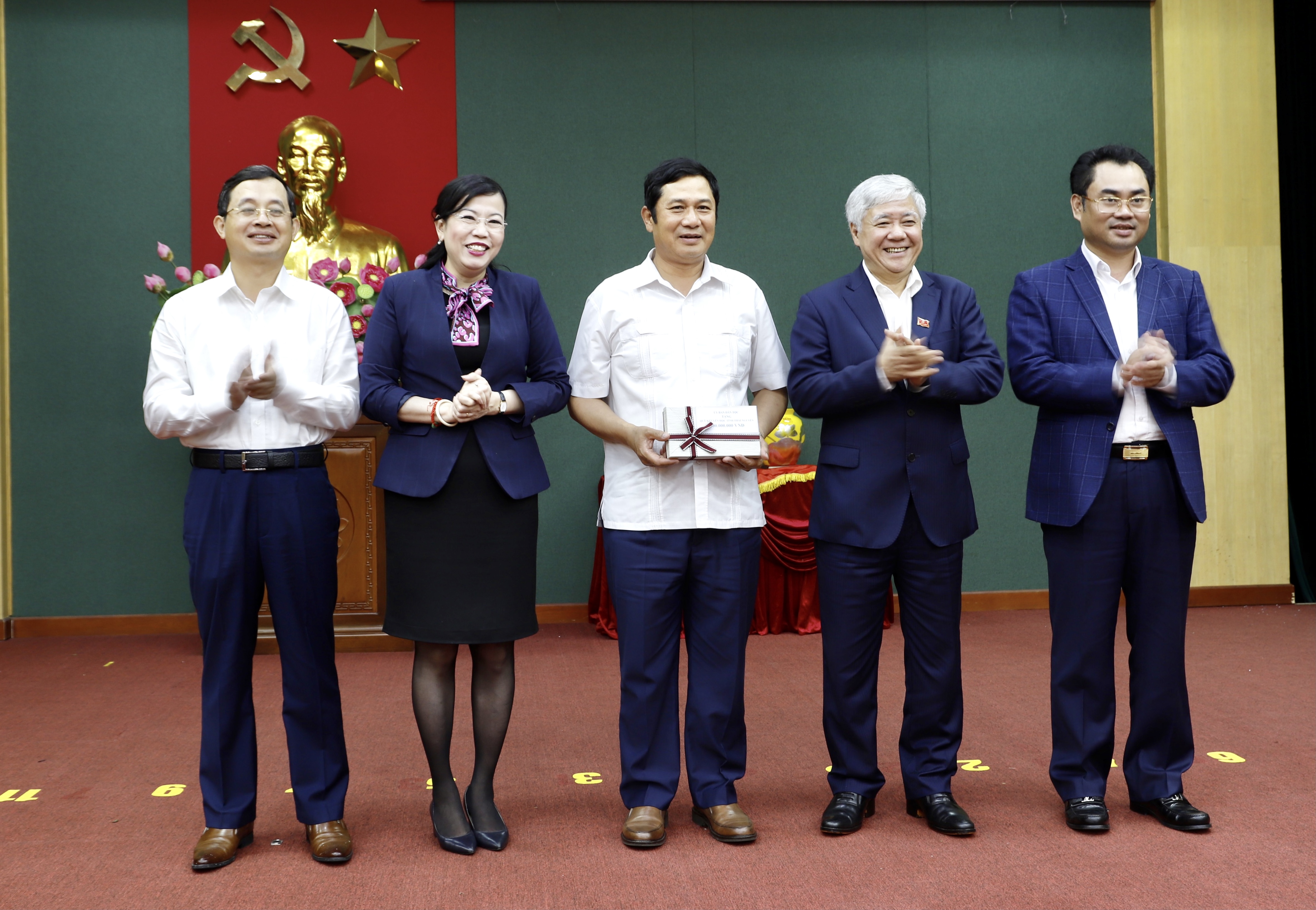 Bí thư Trung ương Đảng, Bộ trưởng, Chủ nhiệm UBDT Đỗ Văn Chiến trao tặng 100 triệu đồng cho Quỹ khuyến học tỉnh Thái Nguyên.