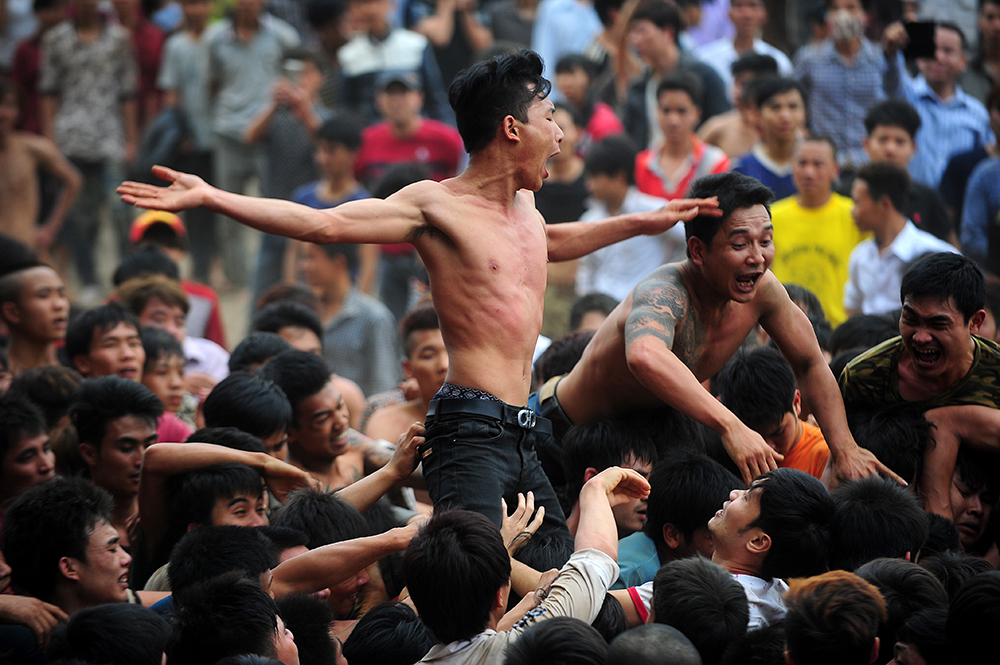 Hàng trăm người xô đẩy, chen lấn, dẫm đạp lên nhau để cướp phết tại Lễ hội cướp phết Hiền Quan (Phú Thọ) khiến dư luận bức xúc