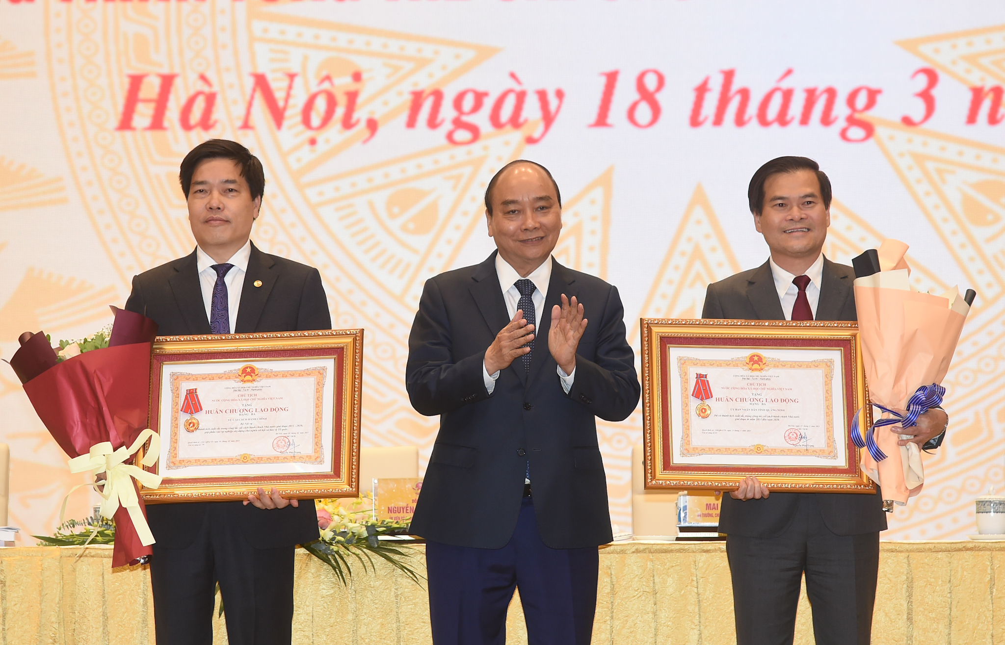 Thủ tướng nguyễn Xuân Phúc trao Huân chương Lao động cho các cá nhân. Ảnh: VGP/Quang Hiếu