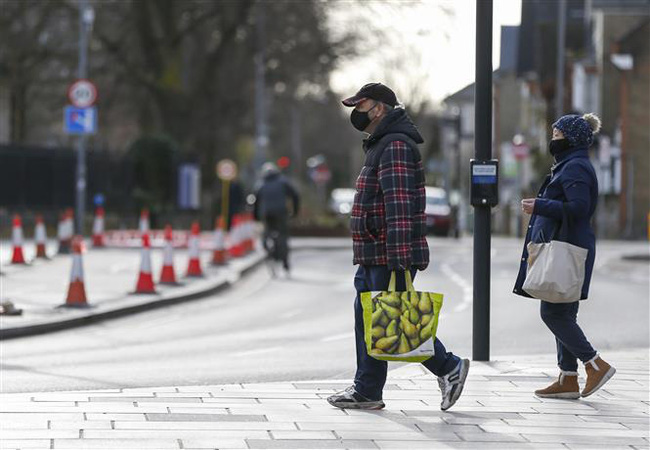 Người dân đeo khẩu trang phòng dịch COVID-19 khi lưu thông trên đường phố ở Kingston, Anh ngày 21/1/2021. Ảnh: THX/TTXVN