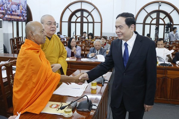 Chủ tịch Trần Thanh Mẫn trao đổi với các đại biểu tham dự Hội nghị.
